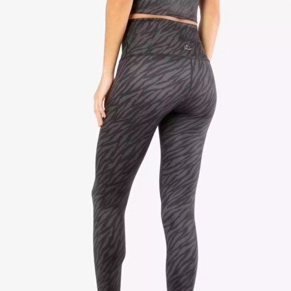 Beyond Yoga NEW High Waisted Zebra  Leggings Black Long‎ Length XXL 
RT $79 - Picture 2 of 5